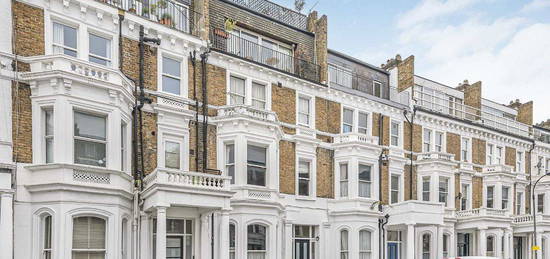 Flat to rent in Sinclair Gardens, London W14