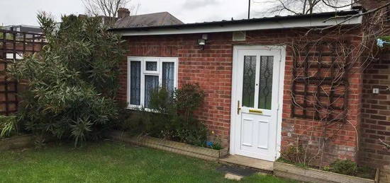 Bungalow to rent in Firs Park Avenue, London N21