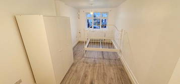 Studio to rent in Farndale Road, Palmers Green N13