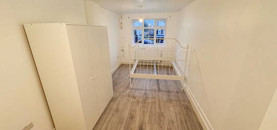 Studio to rent in Farndale Road, Palmers Green N13