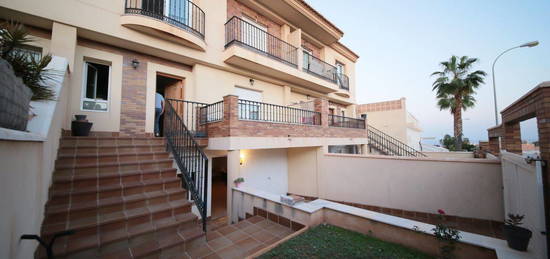 Chalet adosado en venta en calle Roma