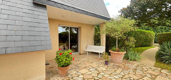 Belle maison d'Architecte sur un beau terrain arboré située dans la commune dynamique de Loué