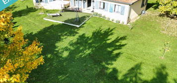 Agréable maison de plein-pied avec deux espaces nuit et jardin arboré