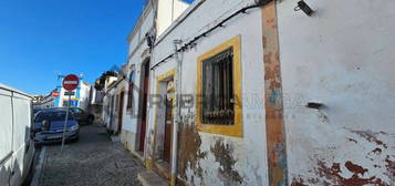 Casa antiga com terraço no centro de Loulé por recuperar