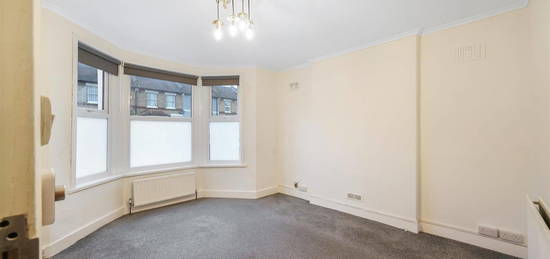 Flat to rent in Holmesdale Road, London SE25