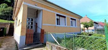 ELADÓ Kazincbarcikán egy jó elosztású 3 szobás 85 m² hasznos alapterületű családi ház, 920 m² telken!