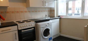 Flat to rent in Forest Drive, Theydon Bois, Epping CM16