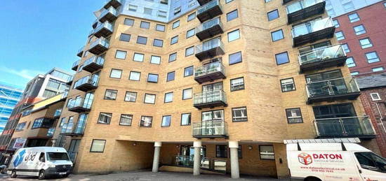 Flat to rent in Merchants Place, Reading, Berkshire RG1