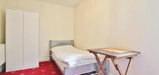 Studio to rent in Jersey Road, Isleworth TW7