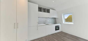 Flat to rent in High Street, Dorking RH4