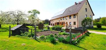 Schönes Bauernhaus in Einödlage und großem Grundstück in Ochsenhausen.