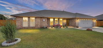 108 Woodridge Dr, Elk City, OK 73644