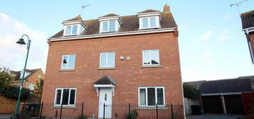 5 bedroom detached house