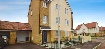 5 bedroom link detached house