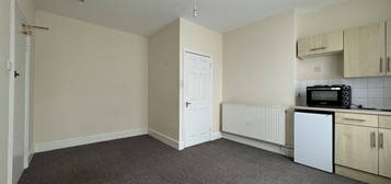 Flat to rent in Kingswood Road, Gillingham ME7