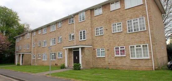 Flat to rent in Swallow Close, Staines TW18