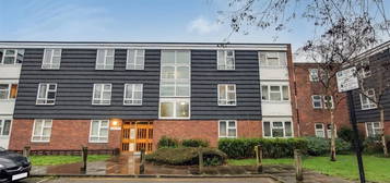 Flat to rent in Falcon Grove, London SW11