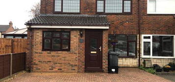 4 bedroom semi-detached house to rent