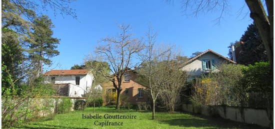 Maison à Tassin Bourg, terrain plat 843 m²