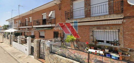 Casa adosada en calle Barcelona en Los Robles, Seseña