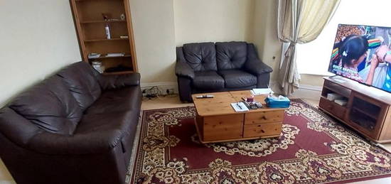 Flat to rent in Broomhill Road, Ilford IG3