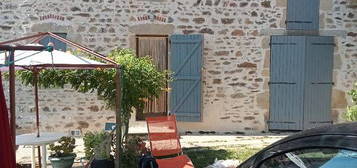 Maison ancienne rénovée vendu en l'état très bon état grenier a aménager trois belles chambres au premier étage ainsi que dans la cours un garage un atelier ainsi qu'une pièce en haut de l'atelier