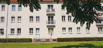 Schicke 3-Raum-Wohnung mit EBK - parkähnlicher Hinterhof