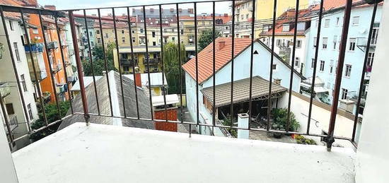 Provisionsfrei! Schöne 2-Zimmer Altbauwohnung mit Balkon