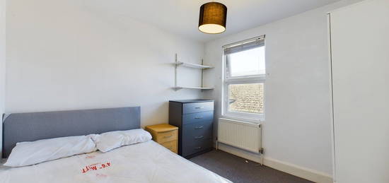 Room to rent in (Back Double Room) 59B Surbiton Road, Kingston Upon Thames, Surrey KT1