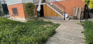 Casa singola su 2 piani con giardino di 300 mq