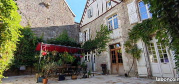 MARTEL CENTRE - Maison de maître avec 8 chambres, cour intérieure, à pied aux commerces