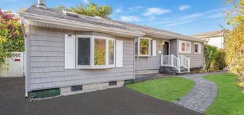 10 Hospital Rd, East Patchogue, NY 11772