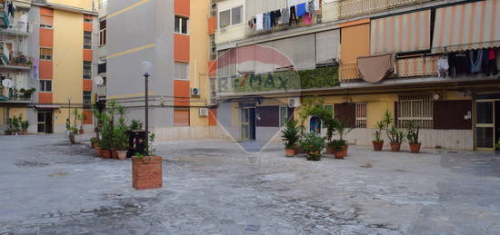 Trilocale viale Del Centauro 2, Secondigliano, Napoli