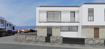 Moradia T3 de luxo, com vista mar, em Areosa