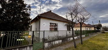 Eladó ház, Tápióság