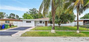 320 SW 30th Ave, Fort Lauderdale, FL 33312
