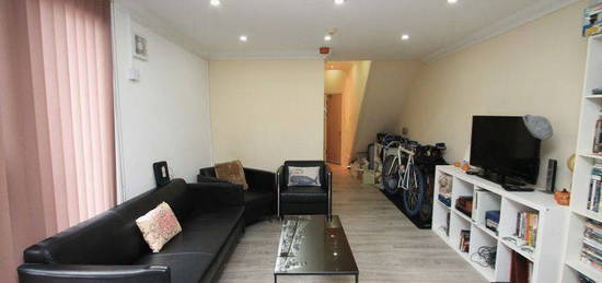 3 bed flat to rent