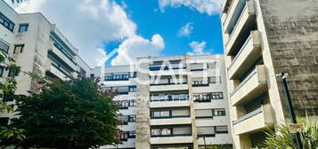 Appartement deux pièces avec un balcon spacieux, une cave ainsi qu'une place de parking