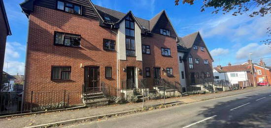 Flat to rent in Midhurst Road, Liphook GU30