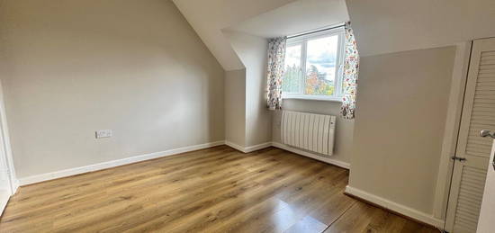 Maisonette to rent in Market Place, London NW11