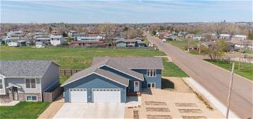 502 5th Ave SE, Dickinson, ND 58601