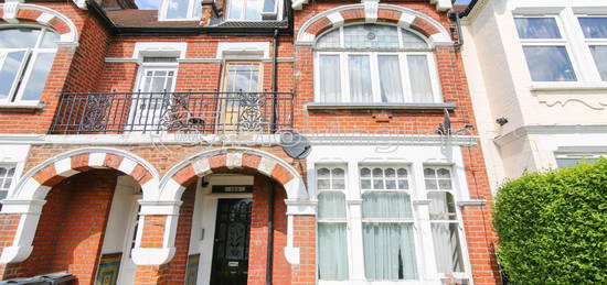 Flat to rent in Gleneldon Road, Streatham SW16