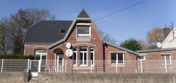 Charmante maison avec jardin, deux garages, située axe Cambrai Bapaume