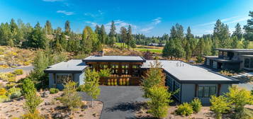 61672 Hosmer Lake Dr, Bend, OR 97702