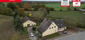 Ein- bis Dreifamilienhaus mit Gerätelager wartet auf den passenden Handwerker...