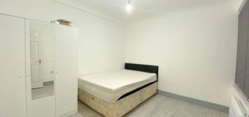 Studio to rent in Oldfield Circus, Greenford UB5