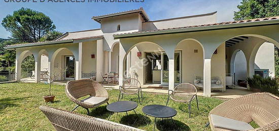 Villa 11 pièces 300 m²