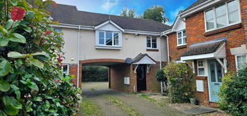 Flat to rent in Crosby Way, Farnham GU9