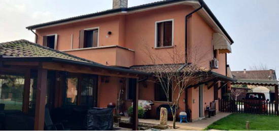 Villa all'asta in via Roma