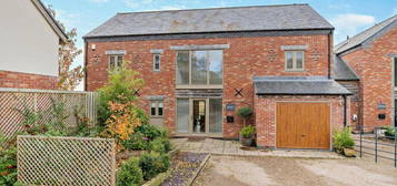 6 bedroom link detached house for sale